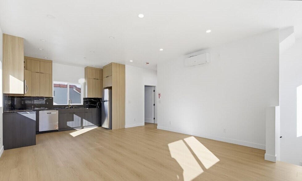 Building Photo - 2835 S Redondo Blvd