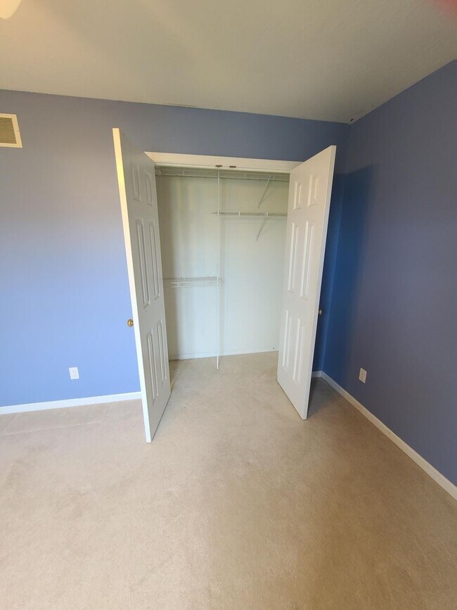 Building Photo - 5 Bedroom 2 and 1/2 bathrooms located in Cherry Hills Subdivision! Available Now!