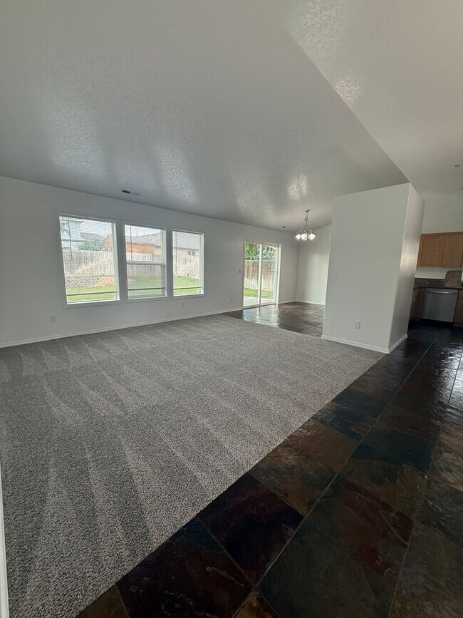 Building Photo - 3 bed, 2 bath- Kennewick Location!