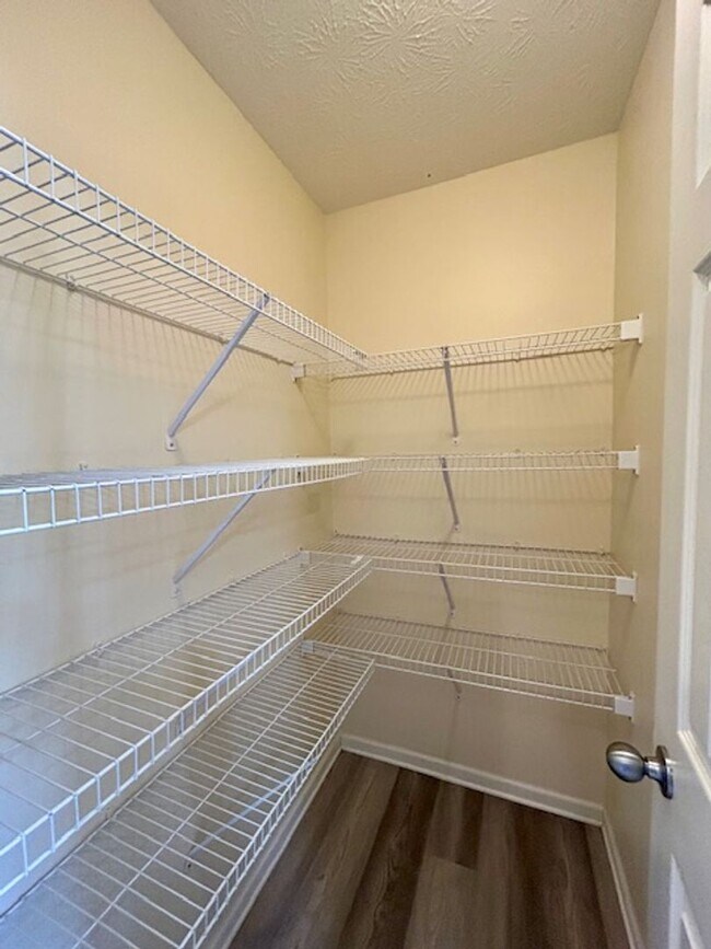 Building Photo - Beautiful 4 bedroom 2.5 bath 2 story home ...