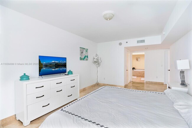 Building Photo - 1830AVAIL S Ocean Dr