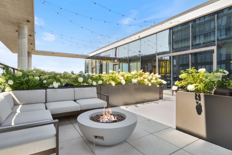 Building Photo - 1050 W Van Buren St