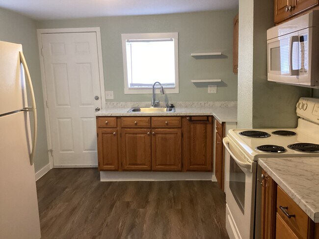 Building Photo - 1102 E 2nd St