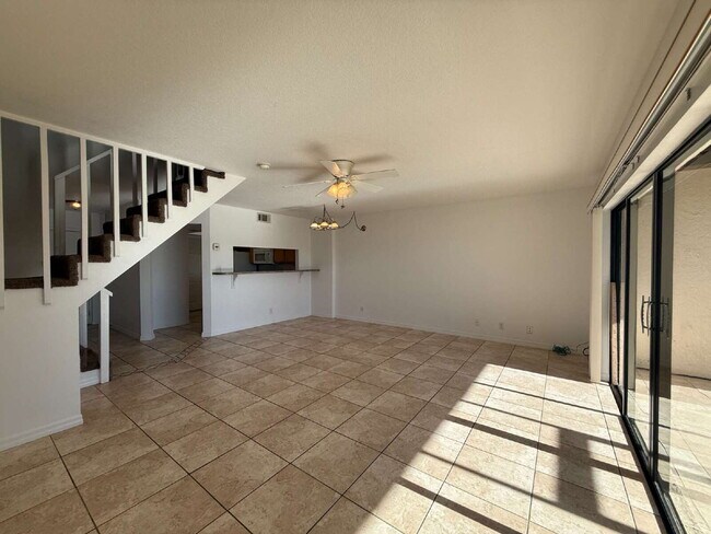 Building Photo - Beachside townhome with 3 bedrooms and 2 b...