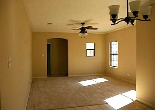 Building Photo - GORGEOUS 3 bed, 2 bath in Spring Creek Gar...