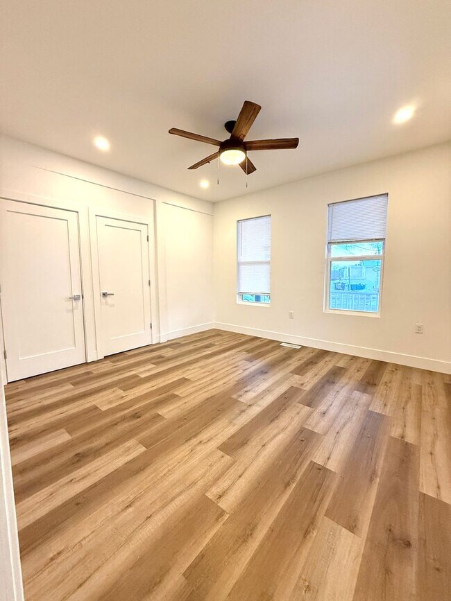 Building Photo - Large Fully Renovated 3Br-2 Full bath apartment!
