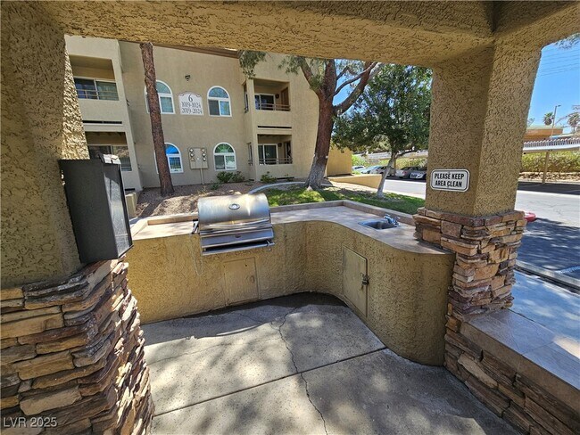Building Photo - 3145 E Flamingo Rd