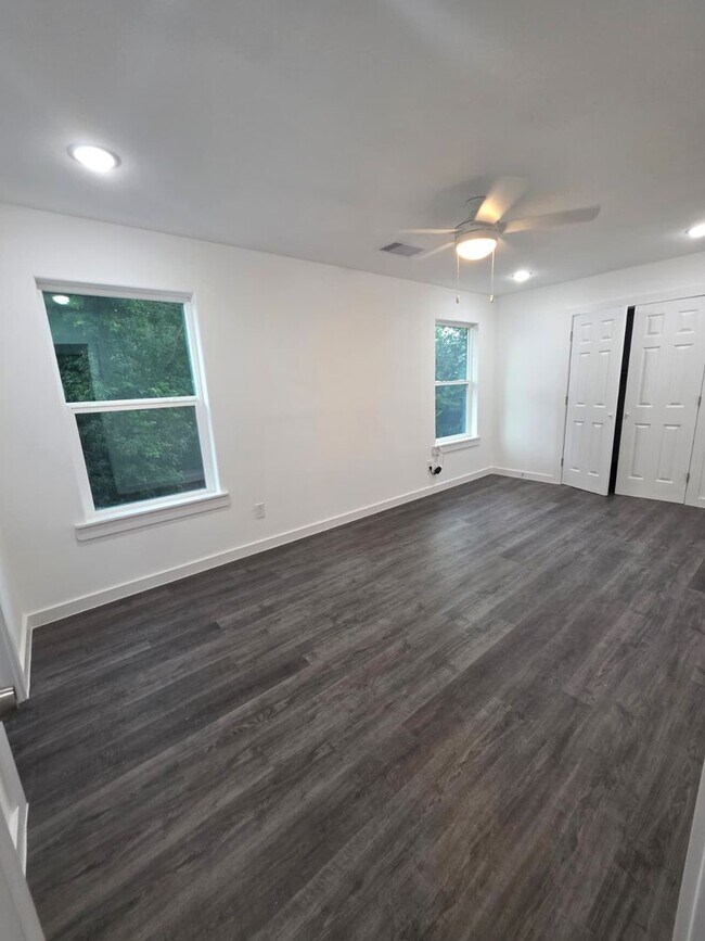 Building Photo - Stunning Duplex with Garage & Modern Finishes