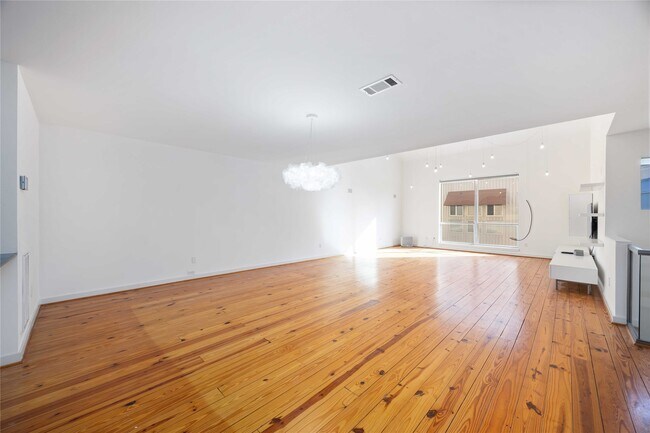 Building Photo - 2605 Calumet St