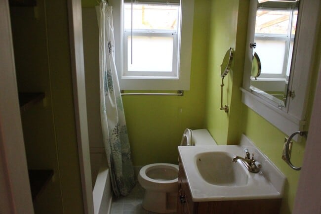 Building Photo - Charming bungalow with bonus office or Art...