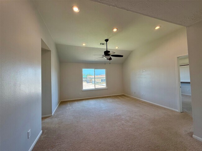 Building Photo - 6931 Echo Pines Dr