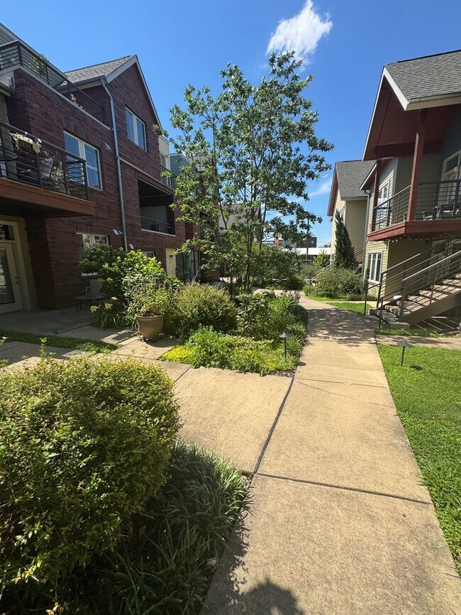 Building Photo - Beautiful 2 bed /1 bath condo in desirable Germantown - walking distance to coffee shops, restaur...