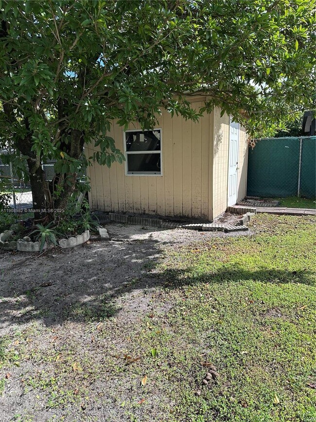 Building Photo - 16215 SW 139th Ct