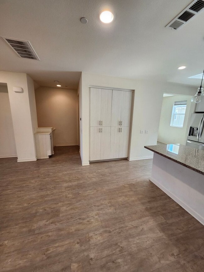 Building Photo - Gorgeous Tri-level Townhouse 3 beds 3 1/2 ...