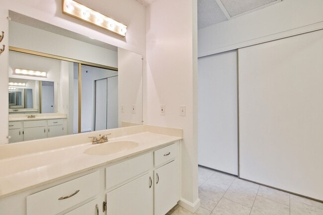Building Photo - Beautifully Remodeled 3BR 2.5BA Townhouse in Great Community in Mountain View