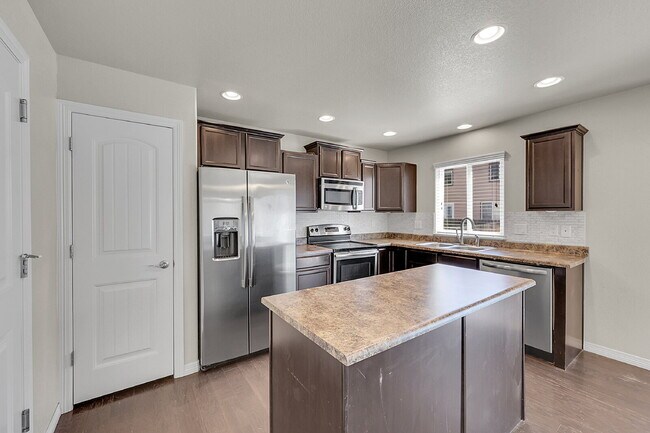 Building Photo - $2,495.00 3-bedroom, 2.5-bathroom in Color...
