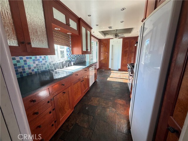 Building Photo - 8541 Orangewood Ave