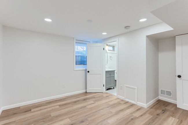 Building Photo - 3264 Niagara St