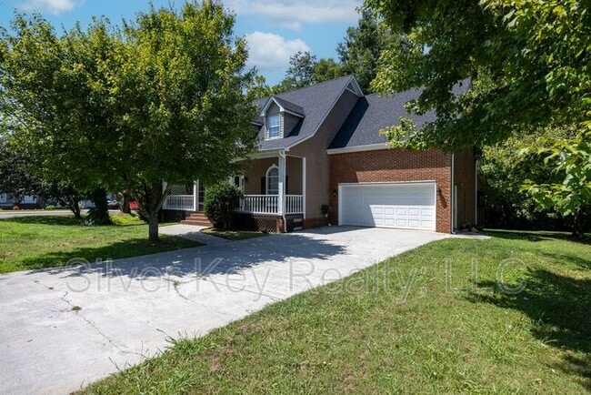 Building Photo - 1725 Brookwood Dr NE