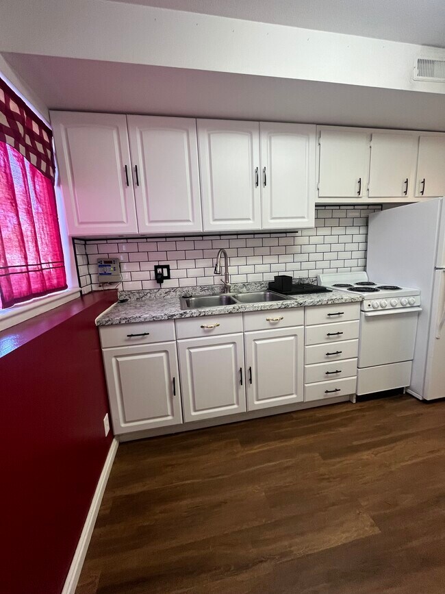 Building Photo - 7898 N Sparrowhawk Cir