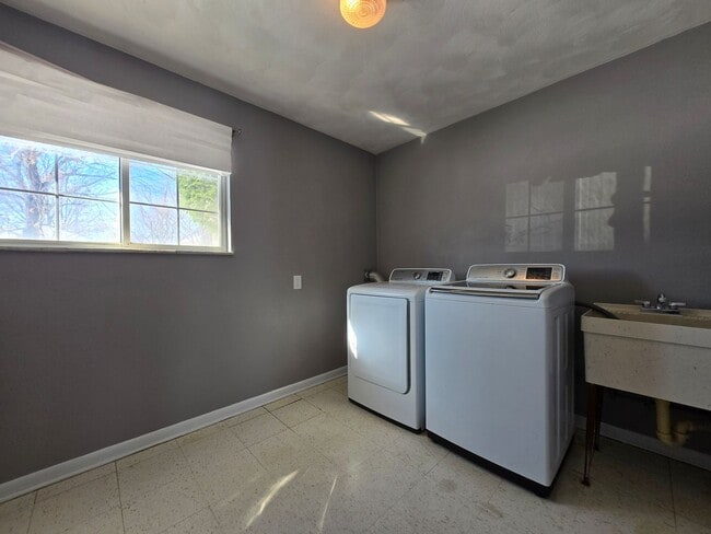 Building Photo - Spacious 5-Bedroom Family Home