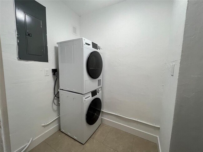 Building Photo - 2464 Picnic St