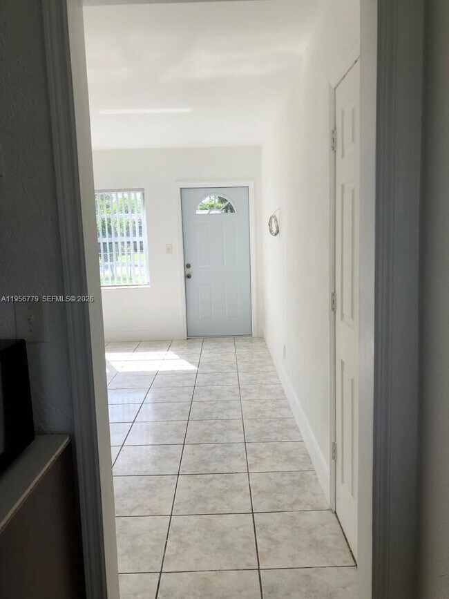 Building Photo - 1385 NE 129th St