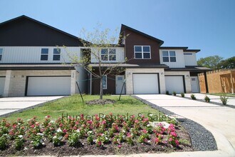 Building Photo - Upscale Three-bedroom Townhome!