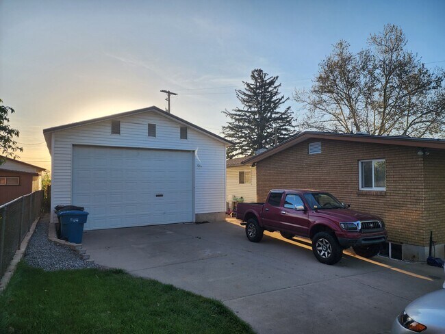 Building Photo - Beautifully updated townhouse with shop / 40'x25' garage / 12' automatic garage door