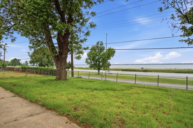 Building Photo - 3717 N Eagle Ln