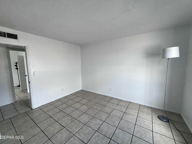 Building Photo - 5524 Oakbriar Cir