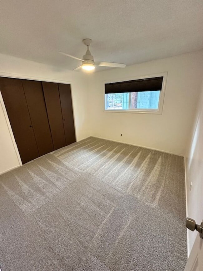 Building Photo - Nicely updated duplex 2Bd unit available soon!! Call me today to inquire!