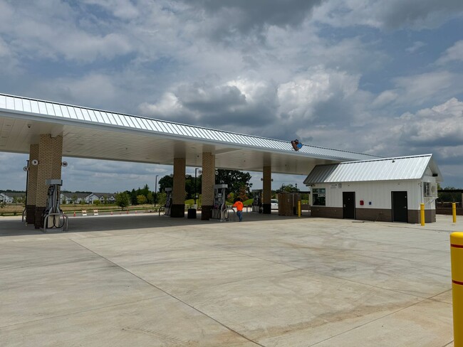 Building Photo - Built in 2024 End Unit with very convenien...
