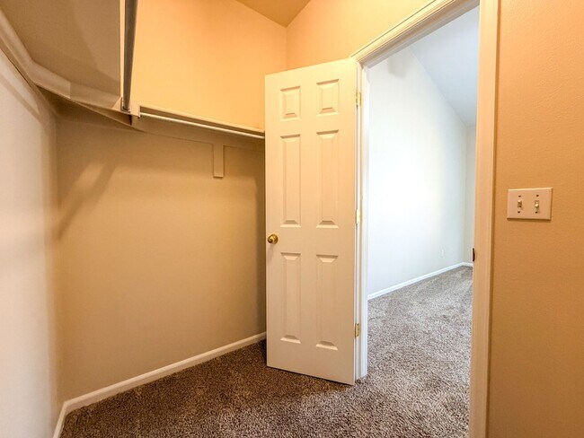 Building Photo - End-Unit Townhome in Littleton