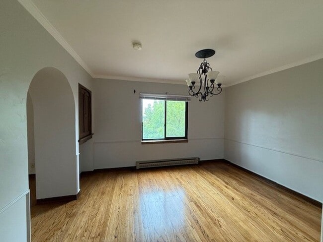 Building Photo - Cliff Dr. Apartment - Spacious with Hardwo...