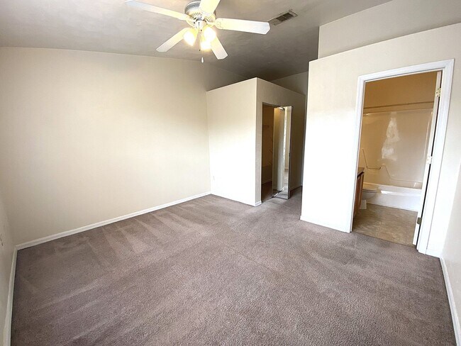 Building Photo - Kensington North #1608 - Pet Friendly!