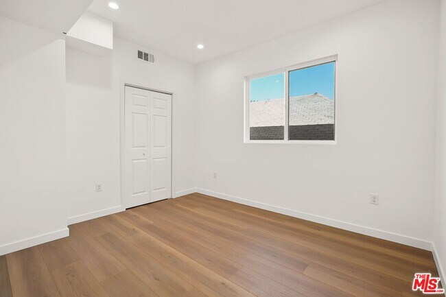 Building Photo - 1631 S New Hampshire Ave