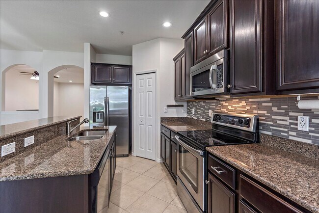 Building Photo - Gorgeous Light & Bright 3 Bedroom 2.5 Bath Townhome with Garage!!