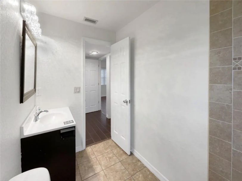 Building Photo - 930 School St