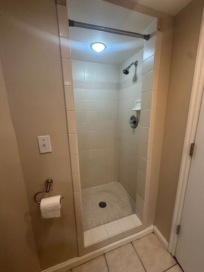 Building Photo - GET $500 OFF THE FIRST MONTHS RENT!!!!