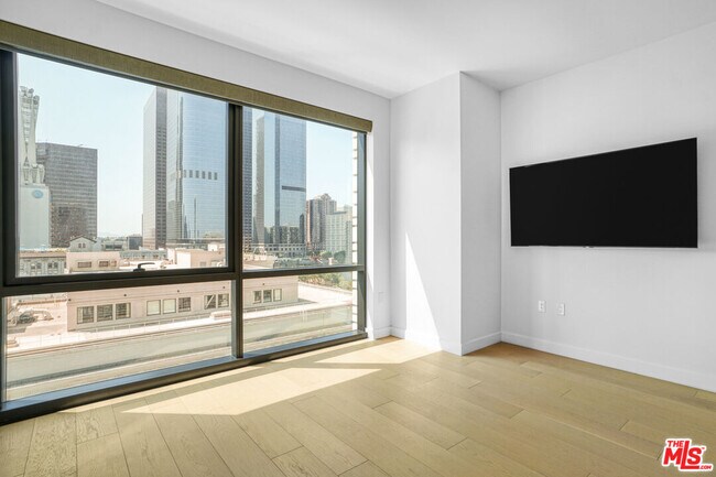 Building Photo - 400 S Broadway