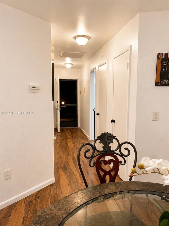 Building Photo - 4633 Vilabella Dr