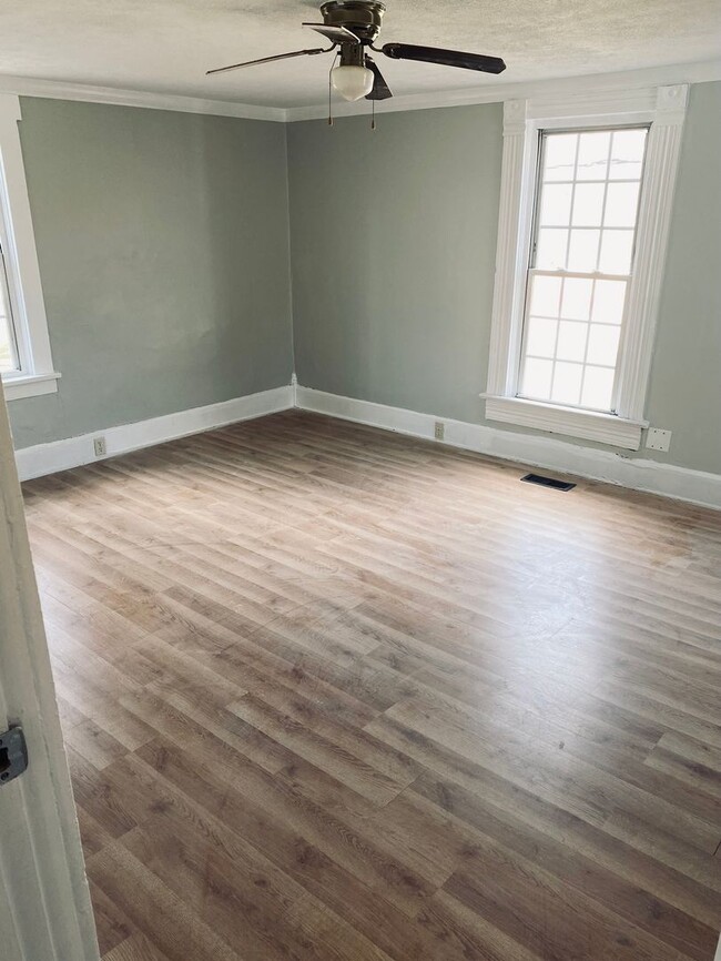 Building Photo - 3 Bedroom and 1 bath