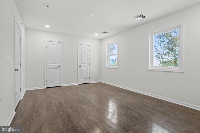 Building Photo - 819 11th Ave