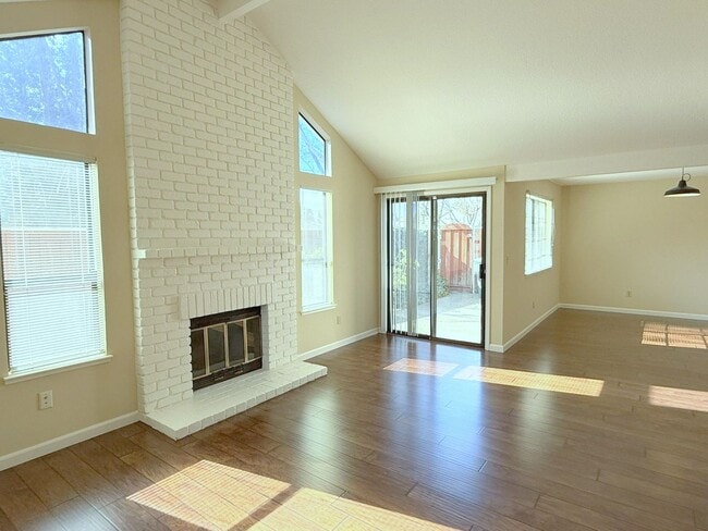 Building Photo - Awesome Location Close to Downtown Pleasanton Main St ! Detached One Story Home ! New Paint ! New...