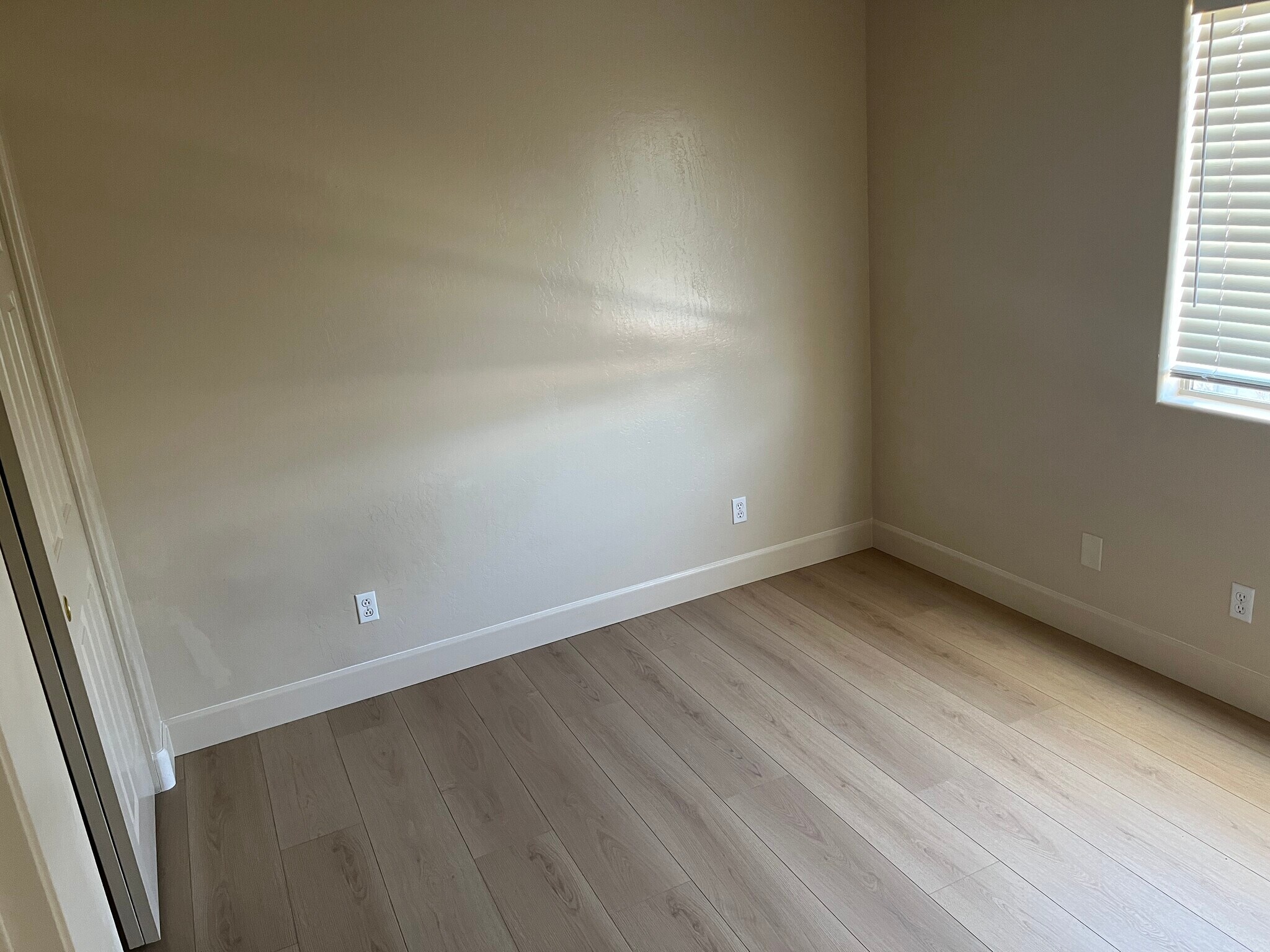 Guest Bedroom 2 - 140 W Beechnut Pl