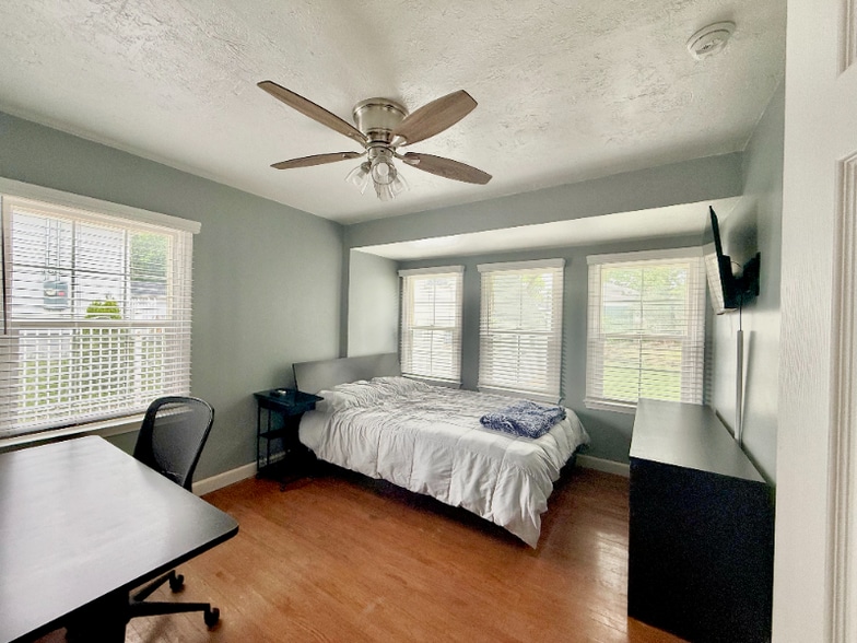 Building Photo - 1 Gibbs Cir