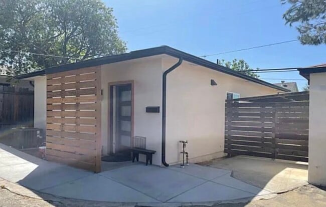 Building Photo - 69 Oak St