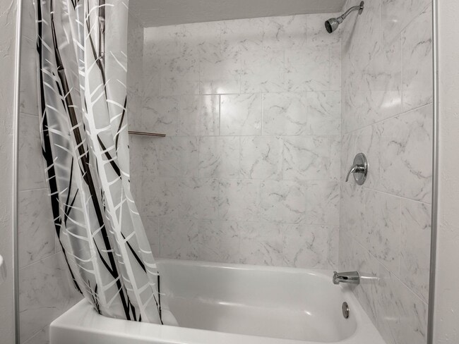 Building Photo - 4 bedroom 2 bath home in Shawnee!