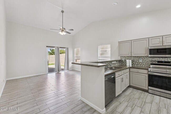 Building Photo - 33602 N Roadrunner Ln